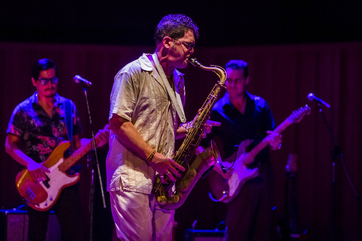 UsinadelArte's tweet photo. ¡lmpresionante arranque de la serie #Bluseros de la mano del guitarrista Carlos Johnson y el saxofonista Sax Gordon en el Auditorio de la #UsinaDelArte! https://t.co/VqlGLhBg5a
