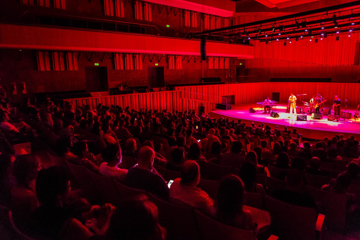 UsinadelArte's tweet photo. ¡lmpresionante arranque de la serie #Bluseros de la mano del guitarrista Carlos Johnson y el saxofonista Sax Gordon en el Auditorio de la #UsinaDelArte! https://t.co/VqlGLhBg5a