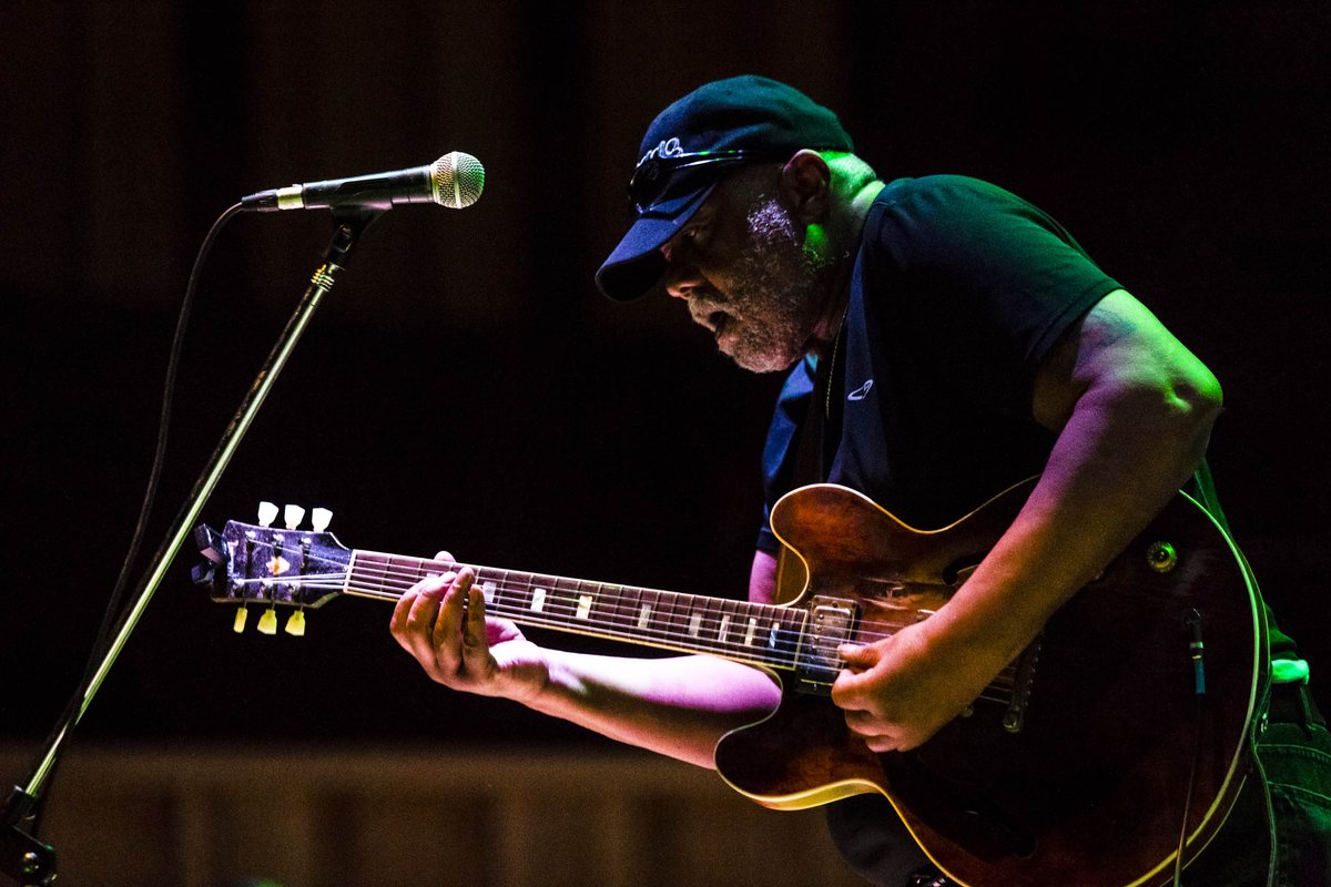 UsinadelArte's tweet photo. ¡lmpresionante arranque de la serie #Bluseros de la mano del guitarrista Carlos Johnson y el saxofonista Sax Gordon en el Auditorio de la #UsinaDelArte! https://t.co/VqlGLhBg5a