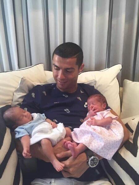 dimpho28331979's tweet photo. My fan and his twins https://t.co/ywgVyiUrl5