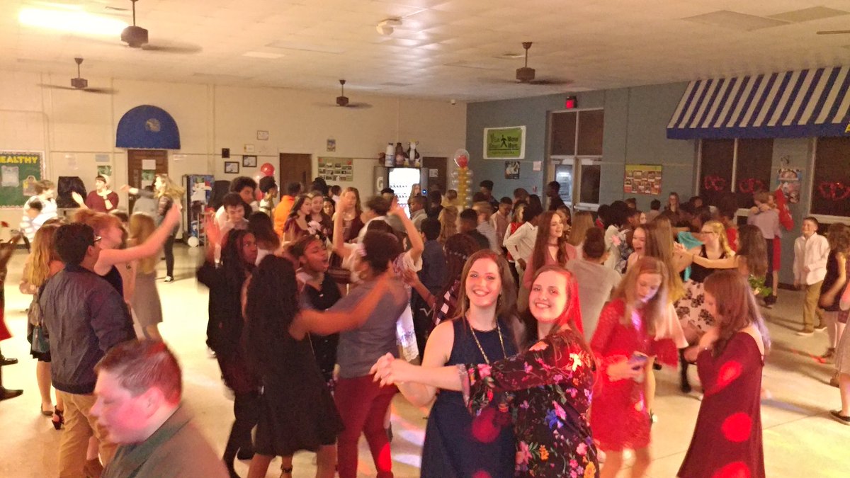 AydenMiddle's tweet image. @AydenMiddle The Annual Sweetheart Dance. Thanks parents, teachers and students for a great time!