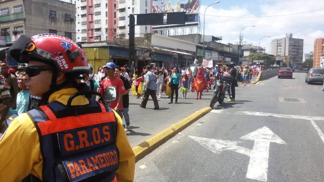 PCADMiranda's tweet image. Grupo Voluntario Rescate GROS cubriendo comparsas. Av. Francisco  de Miranda, municipio Sucre, parroquia Petare #Miranda #EnBuscaDeTuAmor #MirandaSegura #MirandoAlFuturo #10Feb