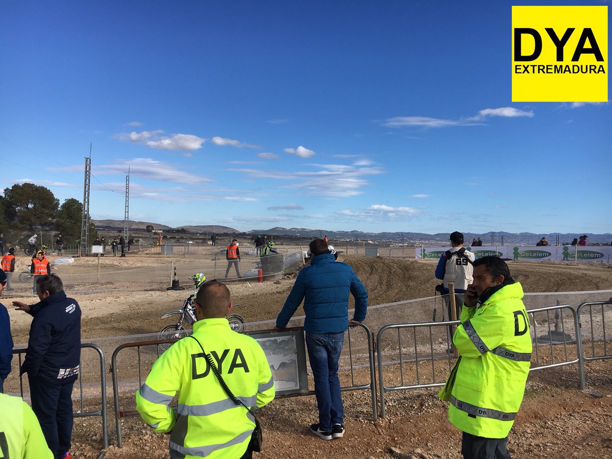 DYAExtremadura's tweet photo. Durante este fin de semana tenemos una dotación de tres técnicos y una ambulancia #DYA colaborando en el dispositivo del Campeonato Nacional de Motocross de Albaida, en #Valencia. Organizado por @DYALAlacanti https://t.co/ZlTDL0MuSG