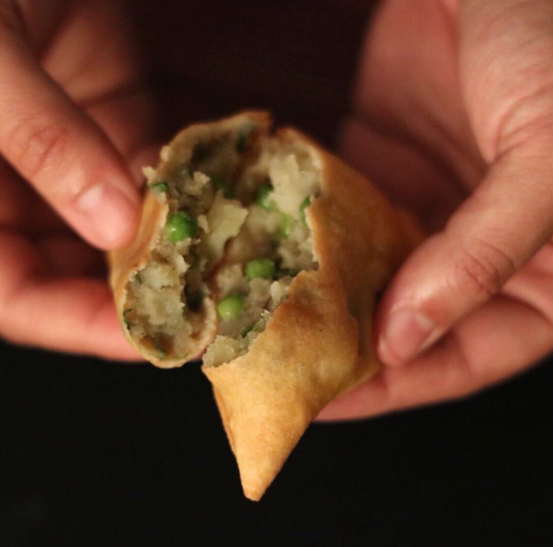 FreeFromEvents's tweet photo. Want the perfect Saturday night in? Try @greensisters3f authentic Indian “free from compromise” samosas! 🤩
All products are vegan-friendly, & gluten, egg, nut & lactose free
Enjoy their samosas @ the UK’s 1st gluten, dairy & refined sugar-free festival, on 28th May, BH Monday 🎉 https://t.co/zjZ5Vam7xV