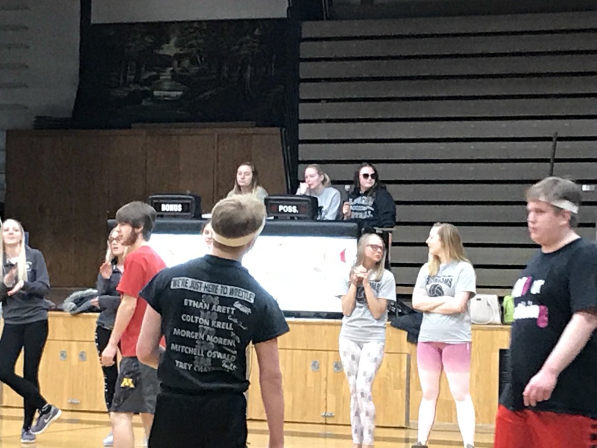 BPPSBlossoms's tweet photo. Powder buff volleyball #snowweek2018 https://t.co/cEB7ZrZHsB