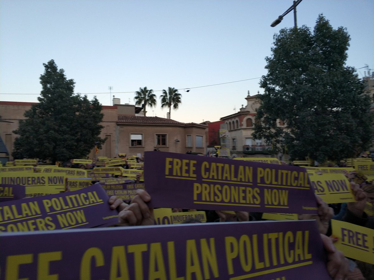 mayor_monica's tweet photo. Tú hi ets per nosaltres.
No estás sol,  ni ho estarás.
Gràcies @junqueras .
Com diu en @rogertorrent ets tot #diginitat .
#FreeJunqueras https://t.co/pDuVQIR9B8