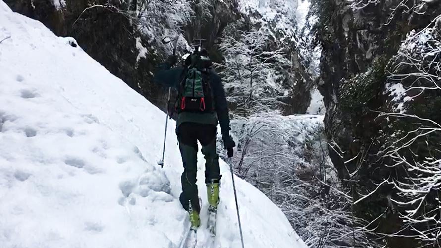 COPE's tweet photo. El @GuardiaCivil que llevó medicinas a una mujer incomunicada: “No quedó otra que cruzar el monte a través de la nieve”. ¡Mira el vídeo! https://t.co/LiJt46KgwH https://t.co/M1FbHvEVY9