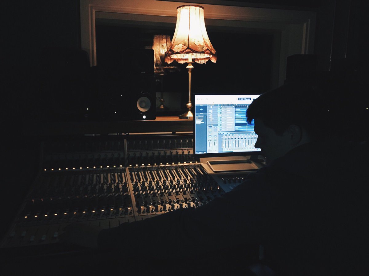 djnickymiles's tweet photo. This is how underground music is made ๐ก๐
#audientasp8024 #bimmstudios #manchester #uk #gb #mcr #bimm #mixingdesk #nickymiles #teamnicky #milesfam #recordingsession #controlroom #flstudio #protools #logicprox #recording #edm #house #underground #instamusic @BIMMManchester https://t.co/I4r3L5fiYV