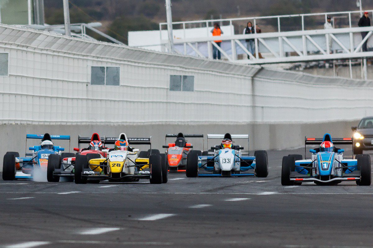 LATAMF2000's tweet image. Así fue la arrancada de nuestra primera carrera del año, realizada ayer sábado. Ganando Daniel Forcadel al mando de un @LATAMF2000 #Puebla #latam #f2000