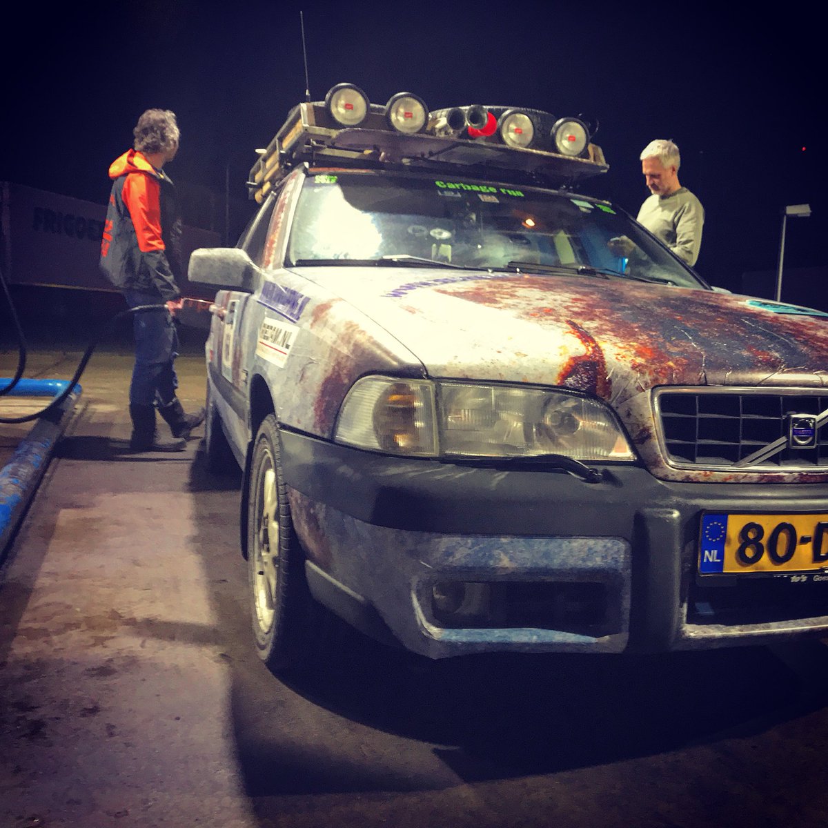 Van tankstation naar tankstation, langzaam komen we vanuit Bratislava dichter bij de Zeeuwse kust... #Carbagerun