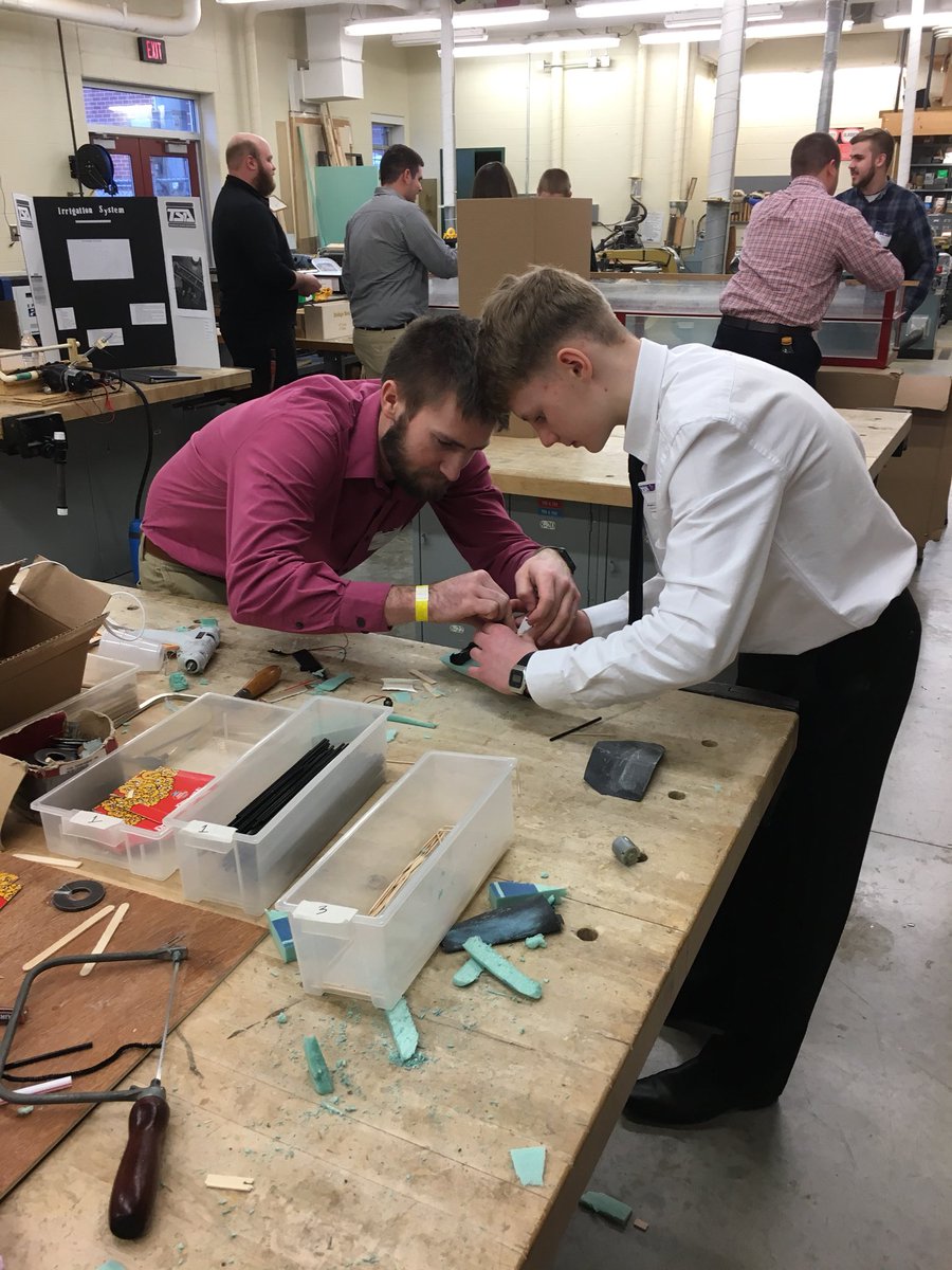 ZellersTechEd's tweet photo. MU’s future Tech Ed teachers try out the 8th grade Boat Challenge (with a little help from one of our finest 8th grade future engineers)! https://t.co/tKVN7J2A9W