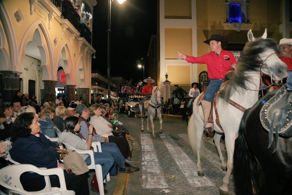 RomeroCoello's tweet image. Me dió mucho gusto saludar a grandes amistades durante la cabalgata nocturna con lo cual se iniciaron los festejos charrotaurinos de Villa de Álvarez, #Colima. Las tradiciones se disfrutan con la familia y se viven con responsabilidad. #ViveColima