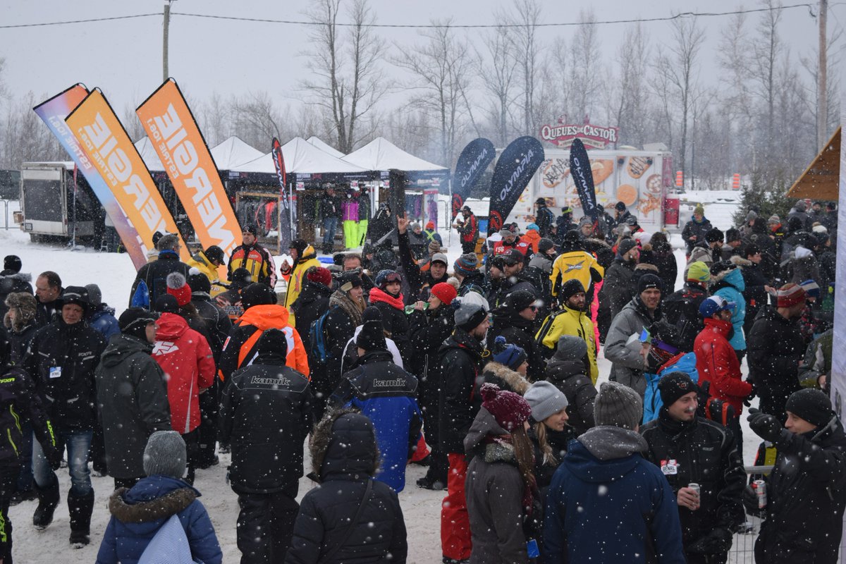 Wow la foule est au rendez-vous à #Valcourt pour la 2e journée de courses du <a href="/GPSValcourt/">Grand Prix Valcourt</a>  Venez nous rejoindre!