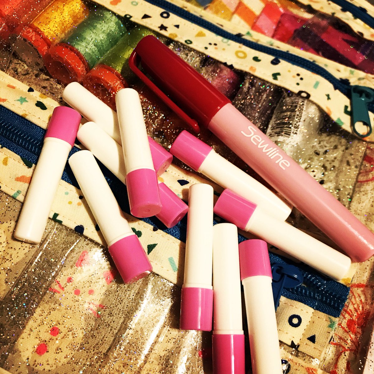 madewithmadness's tweet photo. #saturdaynightcraftalong with @charmaboutyou starts with wondering after a needle minders what I do with all these empty @SewlineOfficial refill tubes? #handmade #sewing #tulapink #tulanova #englishpaperpiecing #epp #aurifilthread #janomemakes #simplysolidsmakes #madeinyorkshire https://t.co/bS4xr9aCqq