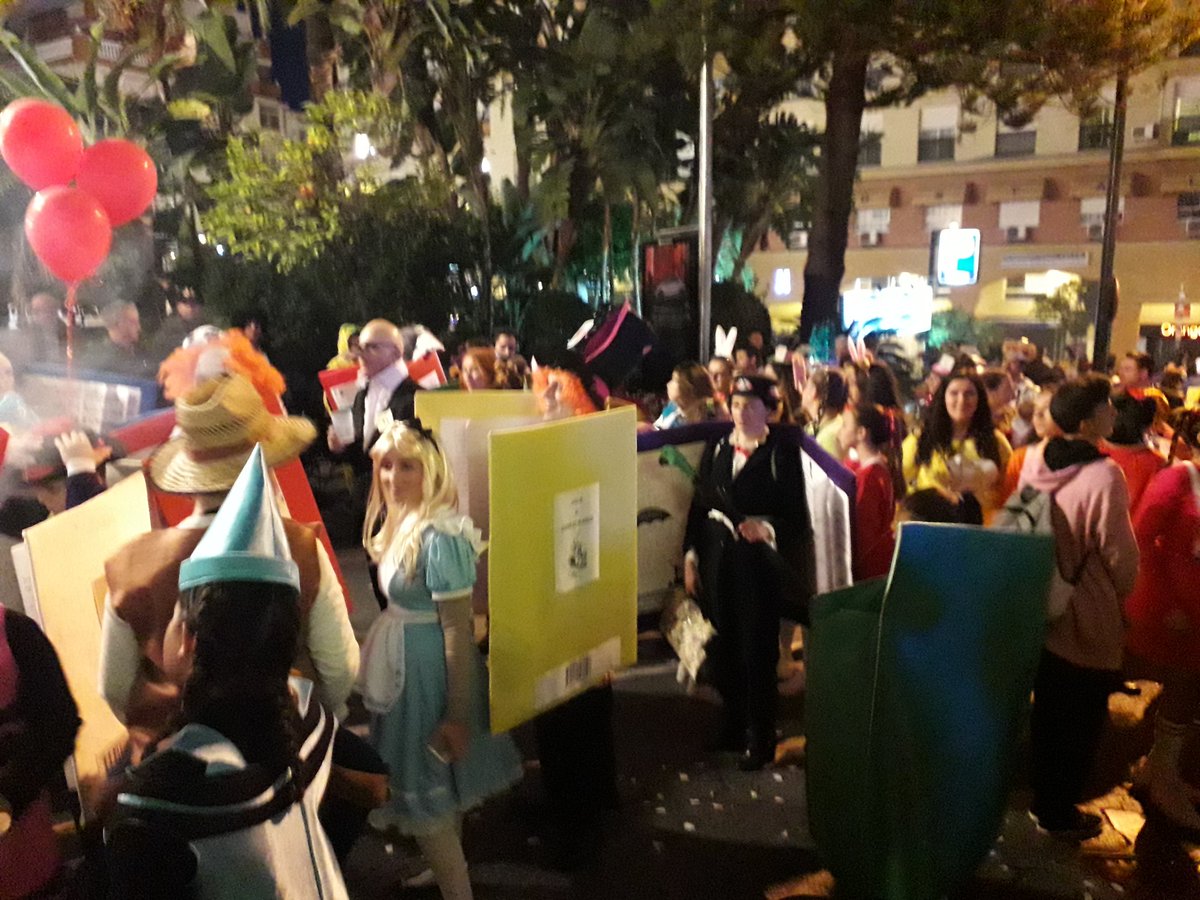 TenenciaSPA's tweet photo. El #DesfiledelHumor de #SanPedroAlcántara brilla por su ingenio y participación. El jurado lo tiene realmente difícil para otorgar los premios del #ConcursoDisfraces y #Carrozas. #DisfrutaSanPedro https://t.co/QYZGFcLuse