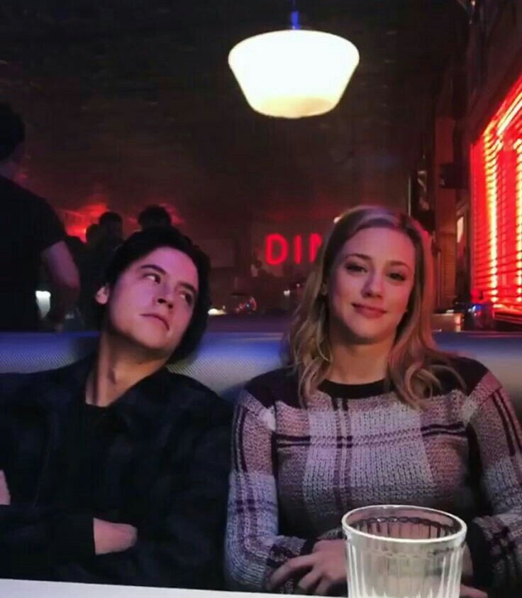 _BlackQeen_'s tweet photo. Как он смотрит на неё💜 Это ж просто загляденье😍
Я от них без ума💞

#Riverdale #JugheadJones❤ #BettyCooper ❤ #ColeSprouse❤  #LiliReinhart❤ https://t.co/qKKSwQ90EH