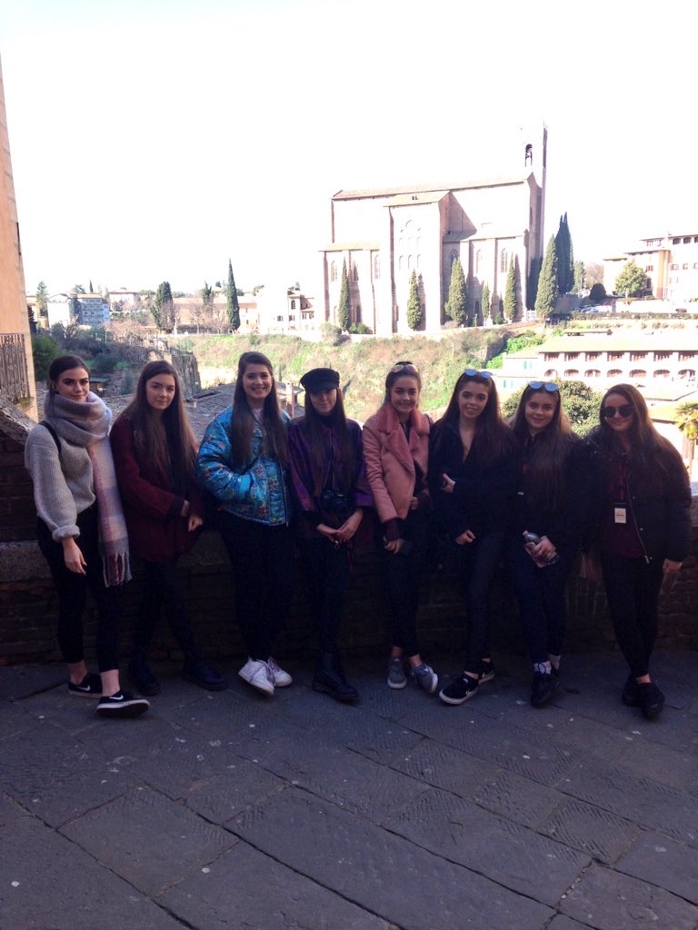 AGSART1's tweet photo. Y14 cutting some style today in beautiful Siena π #notgrumpyanymore #arttrip #florence2018 @assumptionlive @AGSYr14 https://t.co/zNhUJ8oHyg