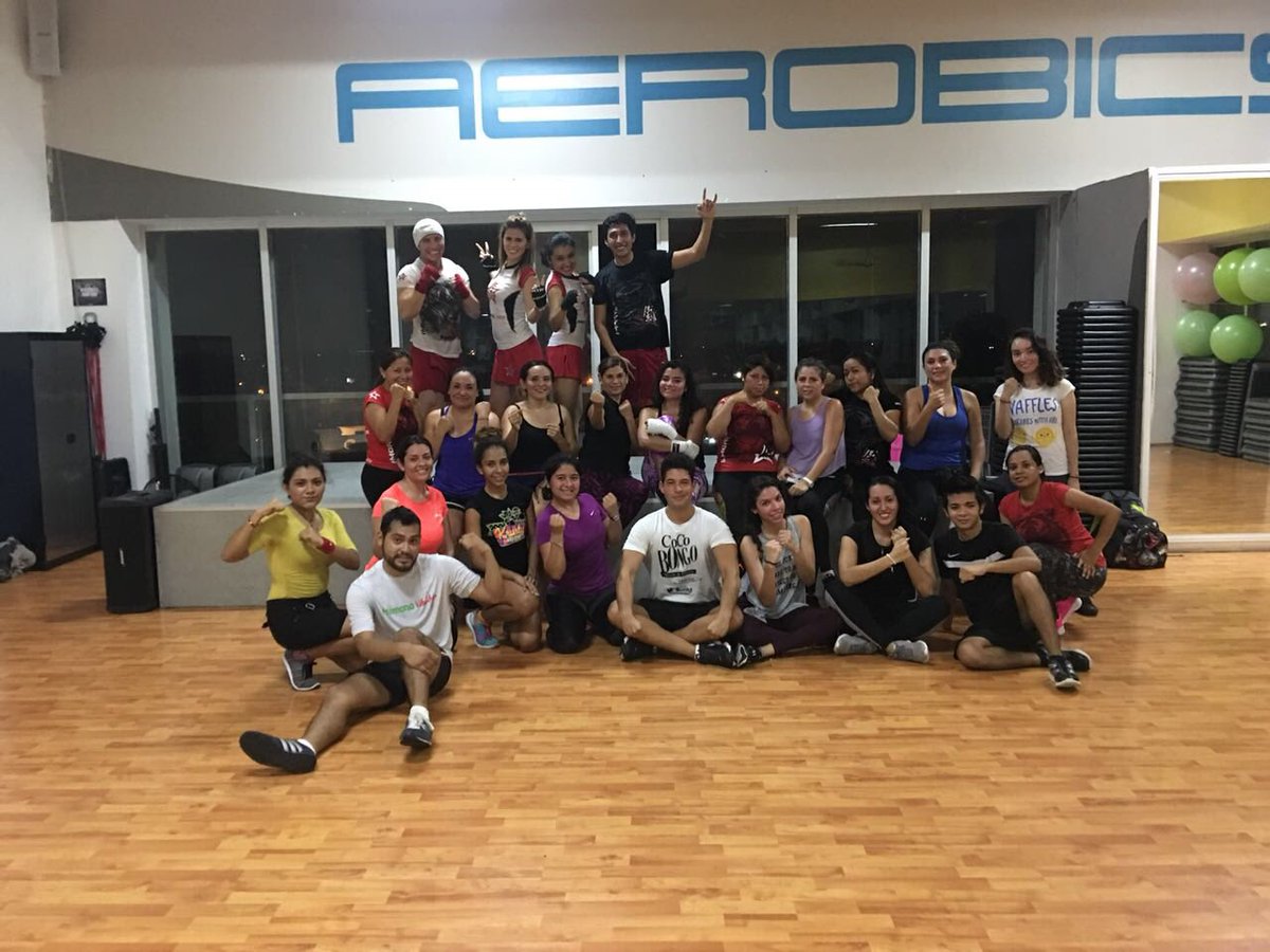 immortalkick1's tweet photo. Clase especial en #superfitness mixto con el STAFF Cancun México https://t.co/KvDBQ5JDi0