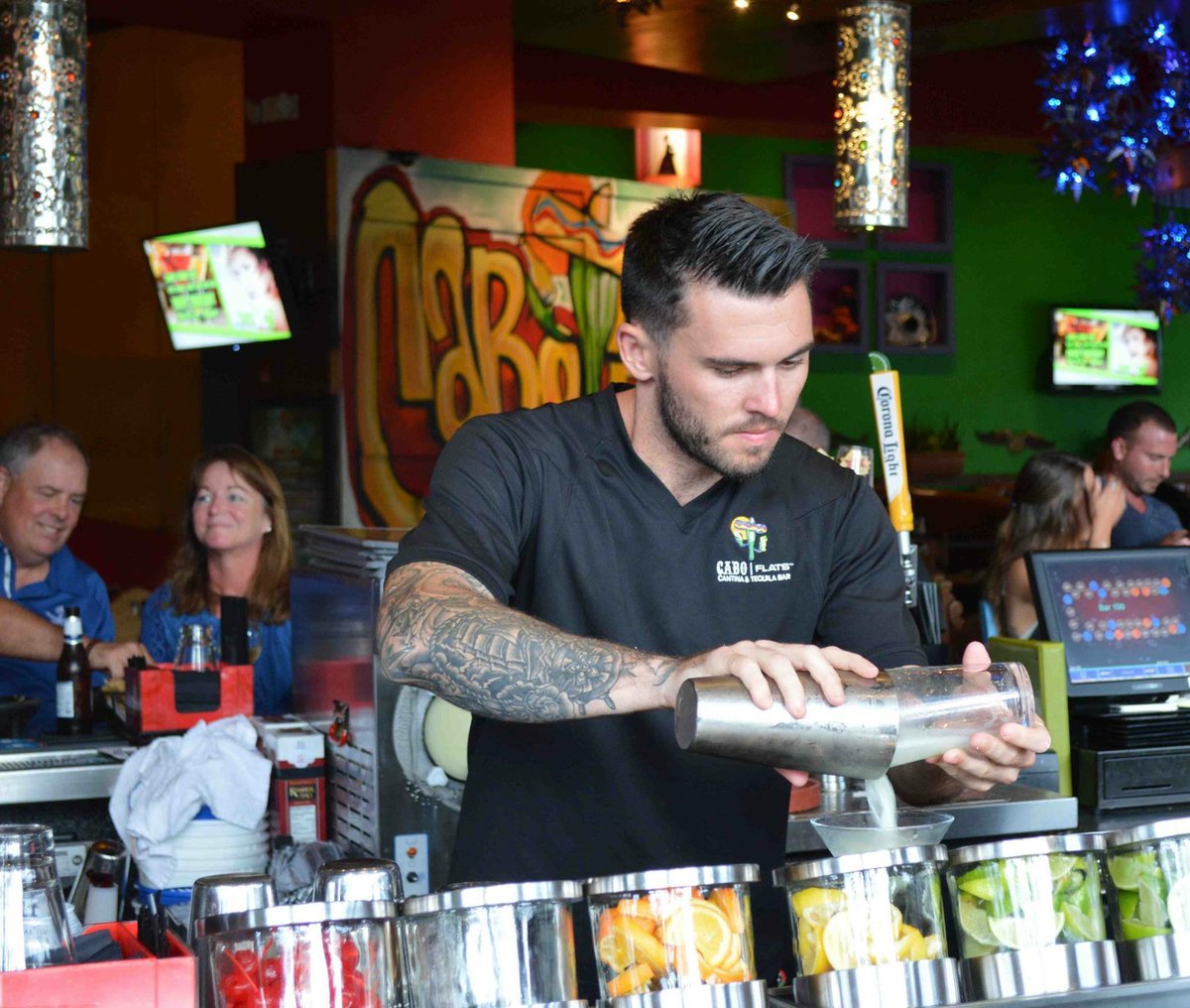 Cabo_Flats's tweet photo. It’s a beautiful day! Stop by one of our 6 locations and grab a drink by the bar! We’re waiting for you...
https://t.co/e0xDquHJUd https://t.co/o6hWOCwwuD