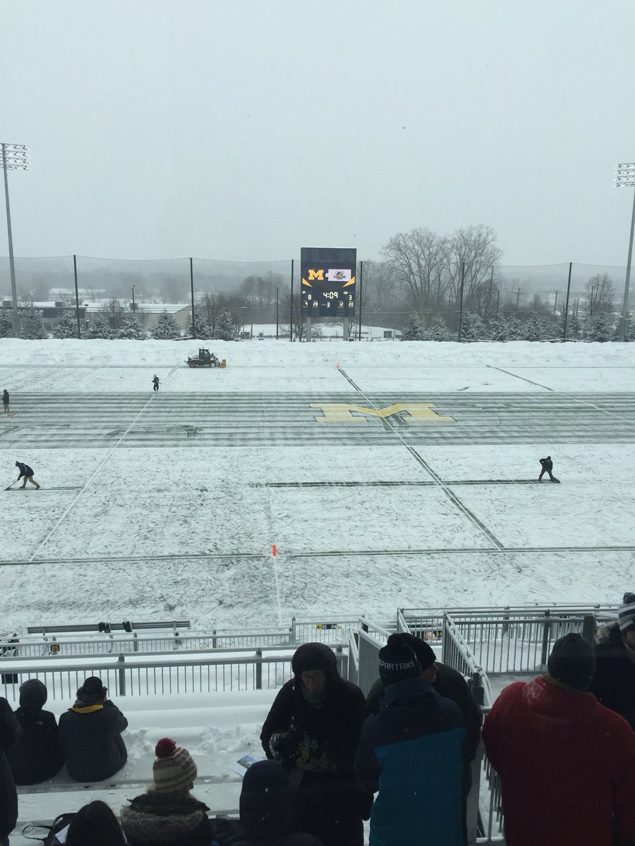 jcrum_18's tweet photo. Having to scrap your halftime bc the field literally needs to be shoveled..... #MIprobs 〽️ https://t.co/IA7MB40o0l