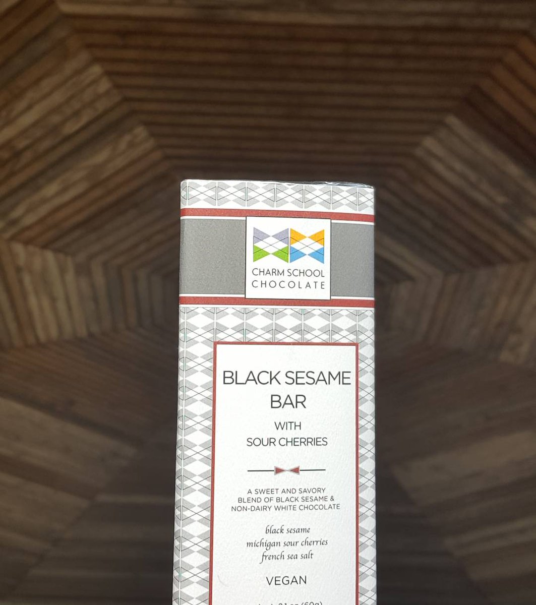 VictoriaCRandom's tweet photo. #charmschoolchocolate @charmschoolchoc #blacksesamebar 40% #dairyfree #whitechocolate with #blacksesame #sourcherries & #frenchseasalt
Nose #leather #sesame #minerality
#blacktea
Tastes #toastedsesame #nutty #oats (none added) the sour cherries balances the sweet #veganchocolate https://t.co/w5CMHmfN46