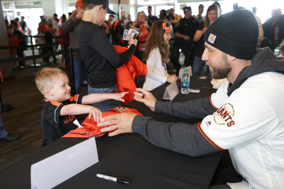 MrsSunnyMac's tweet photo. Adorbs! I wanna be this kid! 😭😍😇 #LoveMeSomeMadBum #FocusedIntensity #TouchMyHands #Autographs #SFGFest RT @SFGiants: Day made.
#SFGFest | #SFGiants https://t.co/U5RLT4jHba