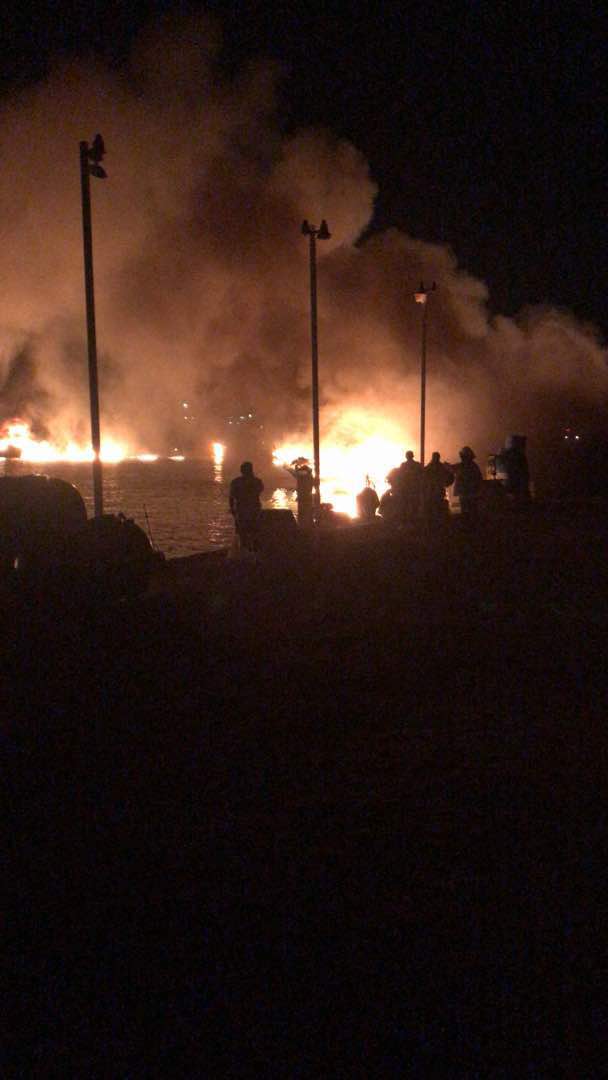 DLaraF's tweet photo. Entre las costosas naves que se perdieron en el misterioso incendio de esta madrugada en la marina del Hilton Venetur Margarita resaltan un humilde yate de Ruperti y un modesto Hatteras 74 presuntamente perteneciente a Diosdado, a quien se le vio varias veces a bordo del mismo https://t.co/JKQ0jd2sVt