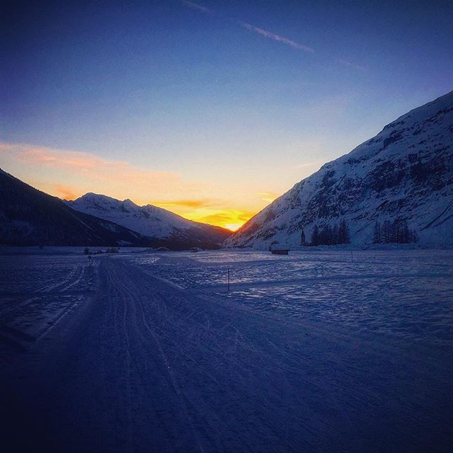 Batyst's tweet photo. Coucher de soleil Bessanais 😍❄️☀️ #Bessans #Sunset #HauteMaurienne #HauteMaurienneVanoise #InstantHMV #Maurienne #Savoie #SavoieMontBlanc #IgersSavoie #Alpes #FrenchAlps #MauriennisezVous #Mountain #Colors #Beautiful #Landscape #Sun #February2018 https://t.co/gpVa9RVx6S https://t.co/4MJEO0UXeJ