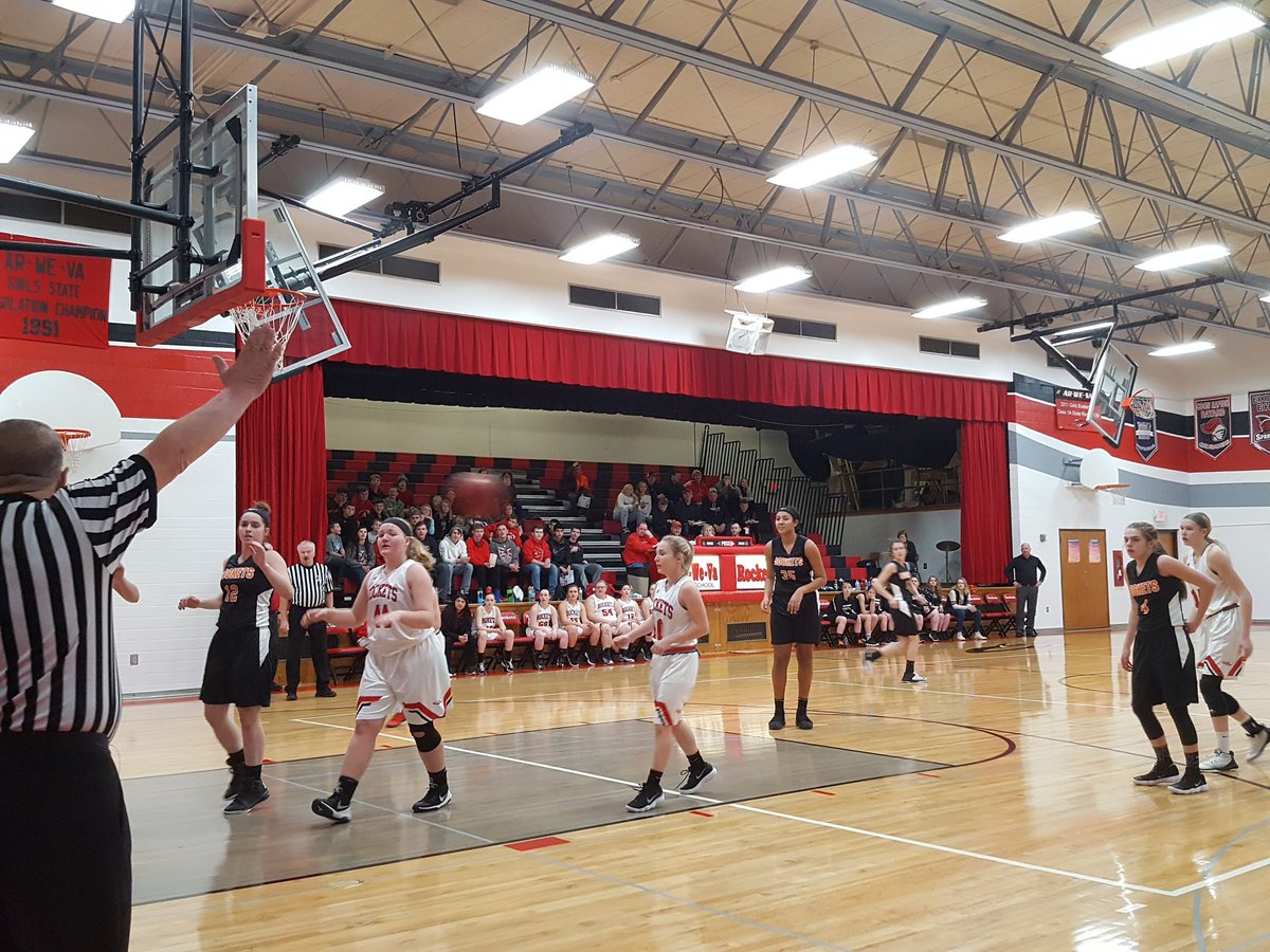 RichStoffers1's tweet photo. Girls HS Regional action in Westside finds AWV @arweva_rockets @huskerblankman ahead of Paton-Churdan 14-8 after 1st qtr.!! #AWVROCKETS https://t.co/XoZ0uBgD6l