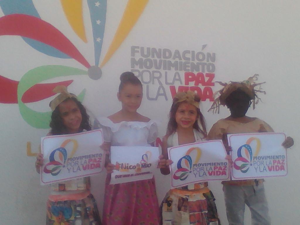 joelmeboxeo's tweet photo. El carnaval en @GBMP_LomasdeF @FundaMimou con nuestros niños disfraz con material reciclables, por amor a venezuela y a nuestro planeta @mimouvargas @FunMovPazyVida @Movpazvidacarab https://t.co/LUaMHS3nZa