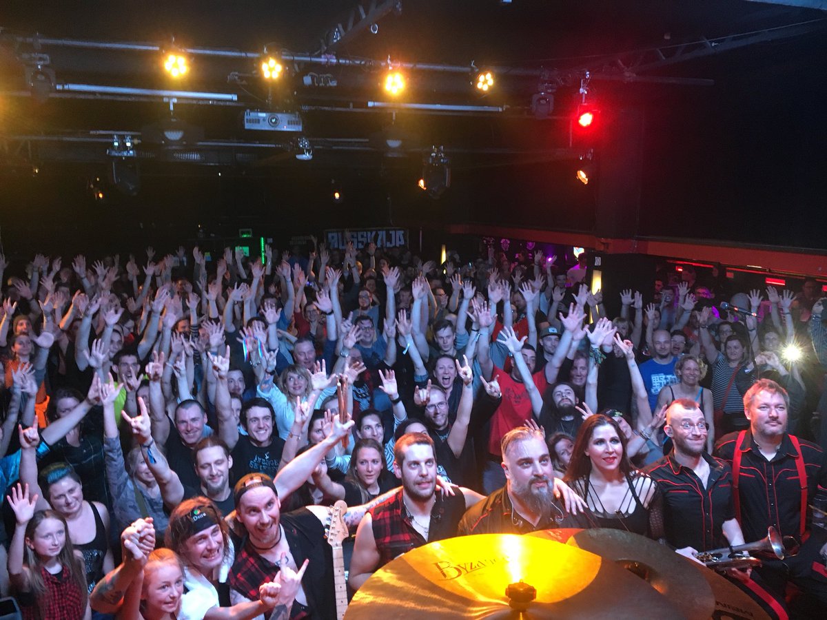 VZKlagenfurt's tweet photo. 🤘RUSSKAJA 🤘im vollem #volxhausklagenfurt #russkaja #kosmopoliturbo #2k18 #itsyourvolxhaus #russian #turbo #polka #semtainment #soldout #klagenfurt #carinthia https://t.co/aGZ5twEZZ5