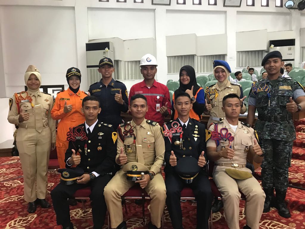 CurugPPI's tweet photo. Dialog Sosialisasi Sekolah di BPSDM Pehubungan
dengan tema "MELANGKAH MAJU MENGGENGGAM DUNIA"
Bersama Menhub @BudiKaryaS , komisi V DPR RI SUDJADI dan Bupati Temanggung MULYADI BAMBANG S di kantor Sektaris Daerah Temanggung. 
#GenggamDunia @434jupiter @BPSDMP151 @kemenhub151 https://t.co/3MoknjZF4O