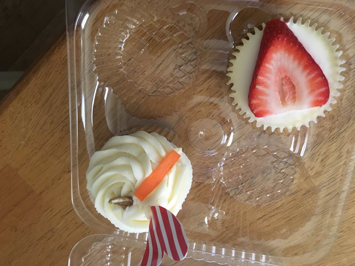 #SaturdayNight takeout from <a href="/Dejavucakes/">Deja vu Cakes</a> carrotcake 🥕 cupcake &amp; classic #cheesecake #YUM made from scratch.