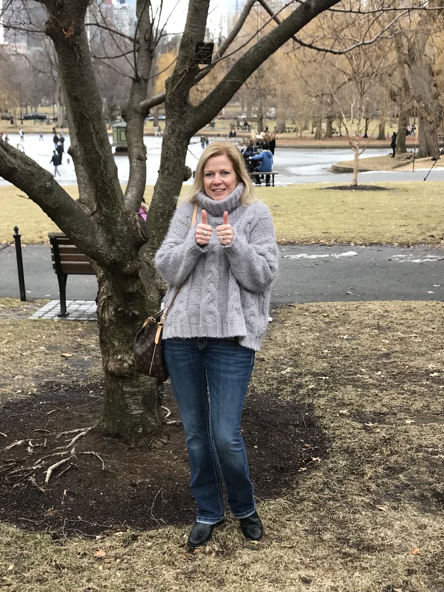 FalveyFriends's tweet image. Teacher recharge after a busy week.  Playing tourist in our city with T before the B’s.  #nojacketneeded #NHLBruins #HockeyFamily #20years @tfalve88