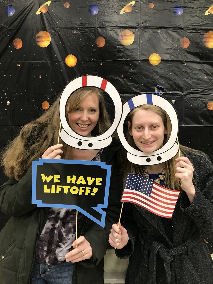 MsSchmidtVMS's tweet photo. Great turn out at the Oaklyn PTA Reading Experience on Friday! Big thanks to my students who presented tonight! 🌓🌜🌍⭐️ #collsedu #opsedu #NASA https://t.co/LCvjdAJZfl