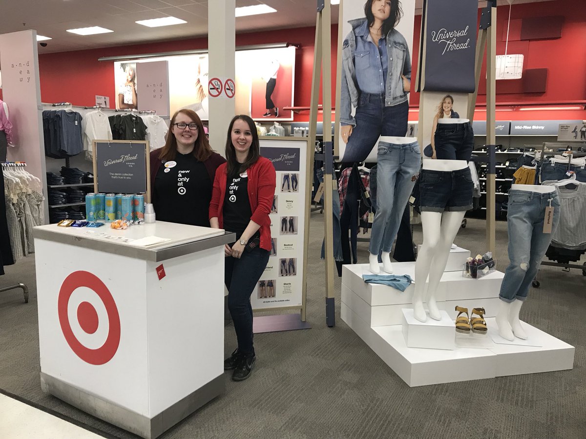 cassondraclark's tweet photo. Our style team is rocking the Universal Thread brand launch today! #UniversalThread #t1013 #softlinesteam 👚👖👡 https://t.co/99StYFfduO