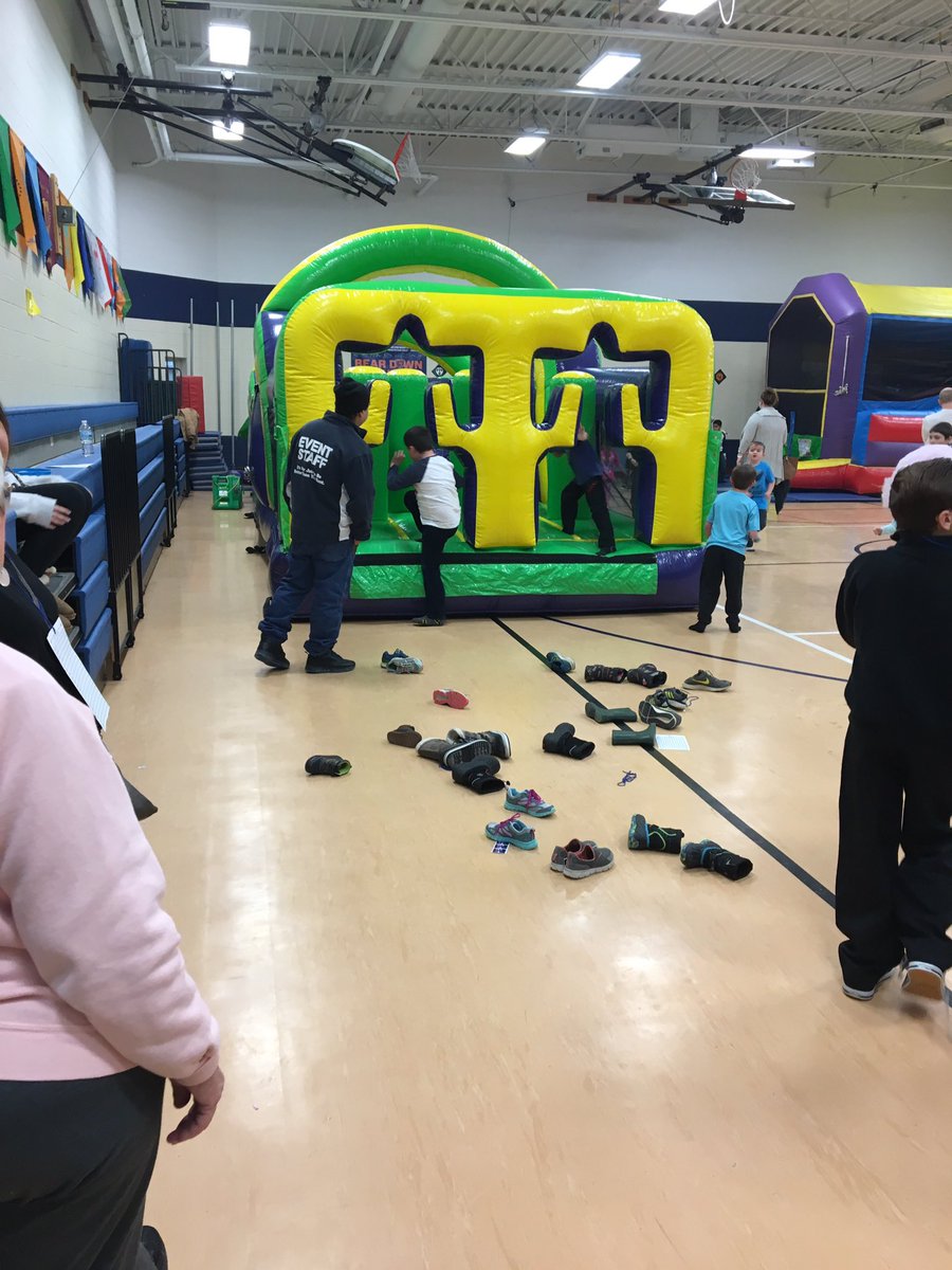MfischerMary's tweet photo. @GlacierRidgeD47 Thank you @glacier ridge PTA for a fun day at the FUN FAIR #d47pride https://t.co/kl40XeZJcl