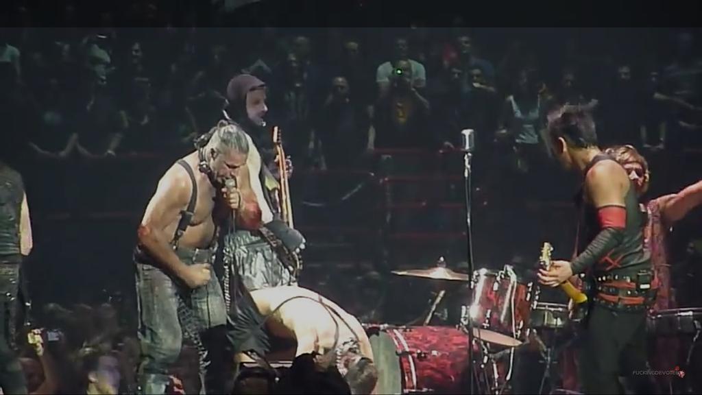 mnepahyuyapank's tweet photo. Оливер и Рихард, не подглядывайте, тут люди ебутся. #rammstein #rammtwi #buckdich https://t.co/hnzIqMZYit