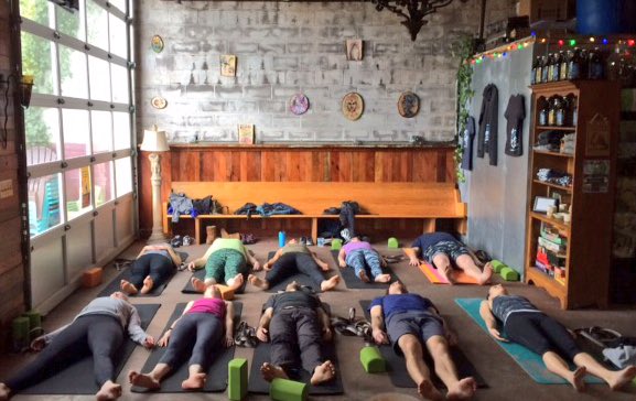 YogatoYouPDX's tweet photo. Had a great time with this crew in #fizzyasa at @HiWheelWines taproom this morning! ๐๐๐ฝโบ๏ธ#vinyasa #yoga #SaturdayMorning #weekendvibes #hiwheel #Portland #PDX https://t.co/eqKKpjUlOF