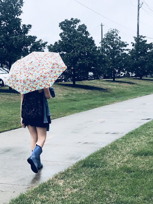 On campus for an exam on a Saturday :/ but purple boots make a rainy day brighter... https://t.co/yP<a href="/tag/onmfc"class="tags"><span>#onmfc</span></a>