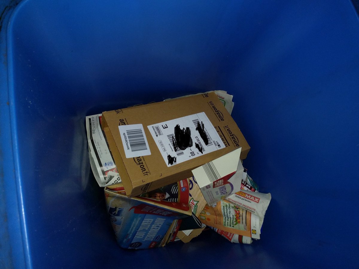 paketwut's tweet photo. DHL hat Packstationen, @hermesDE hingehen nutzt immer wieder Mülltonnen, um Pakete zu deponieren. 

Innovativ! NICHT. 🙄 https://t.co/4JrLQHEsaF