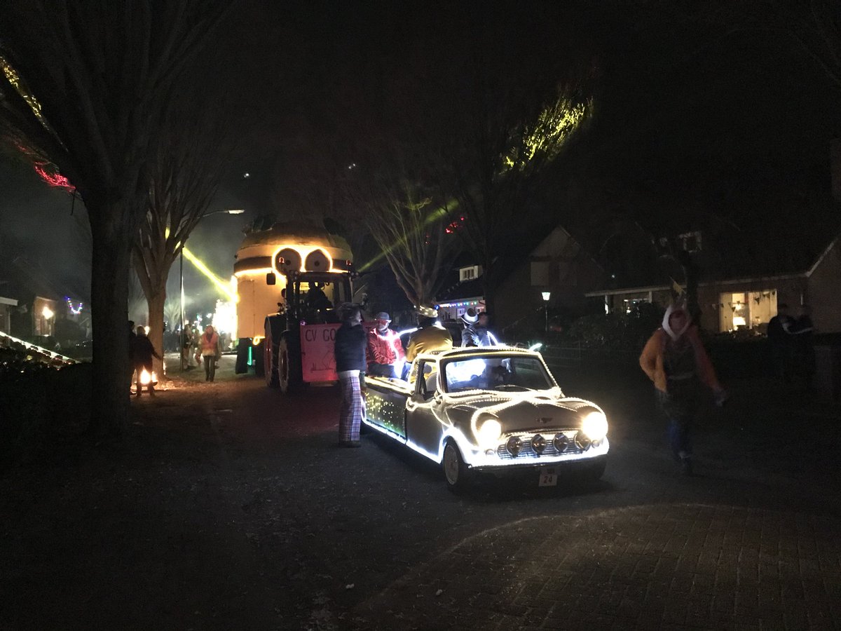 Boellan's tweet photo. Het was best koud, maar alles was weer vrolijk en  mooi verlicht: de #lichtjesoptocht #loosbroek @AllenLoosbroek https://t.co/zjTIzKNmGU