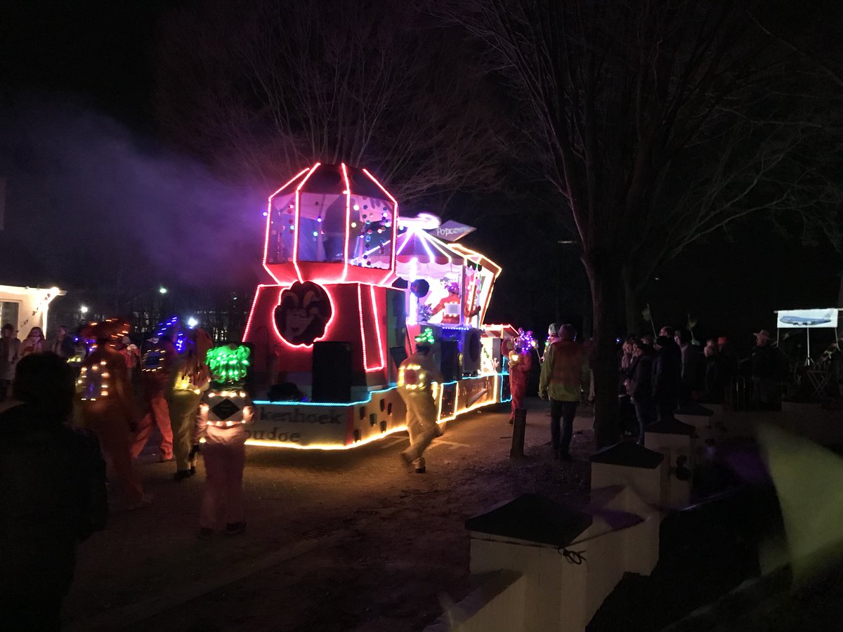 Het was best koud, maar alles was weer vrolijk en  mooi verlicht: de #lichtjesoptocht #loosbroek <a href="/AllenLoosbroek/">AllenLoosbroek</a>