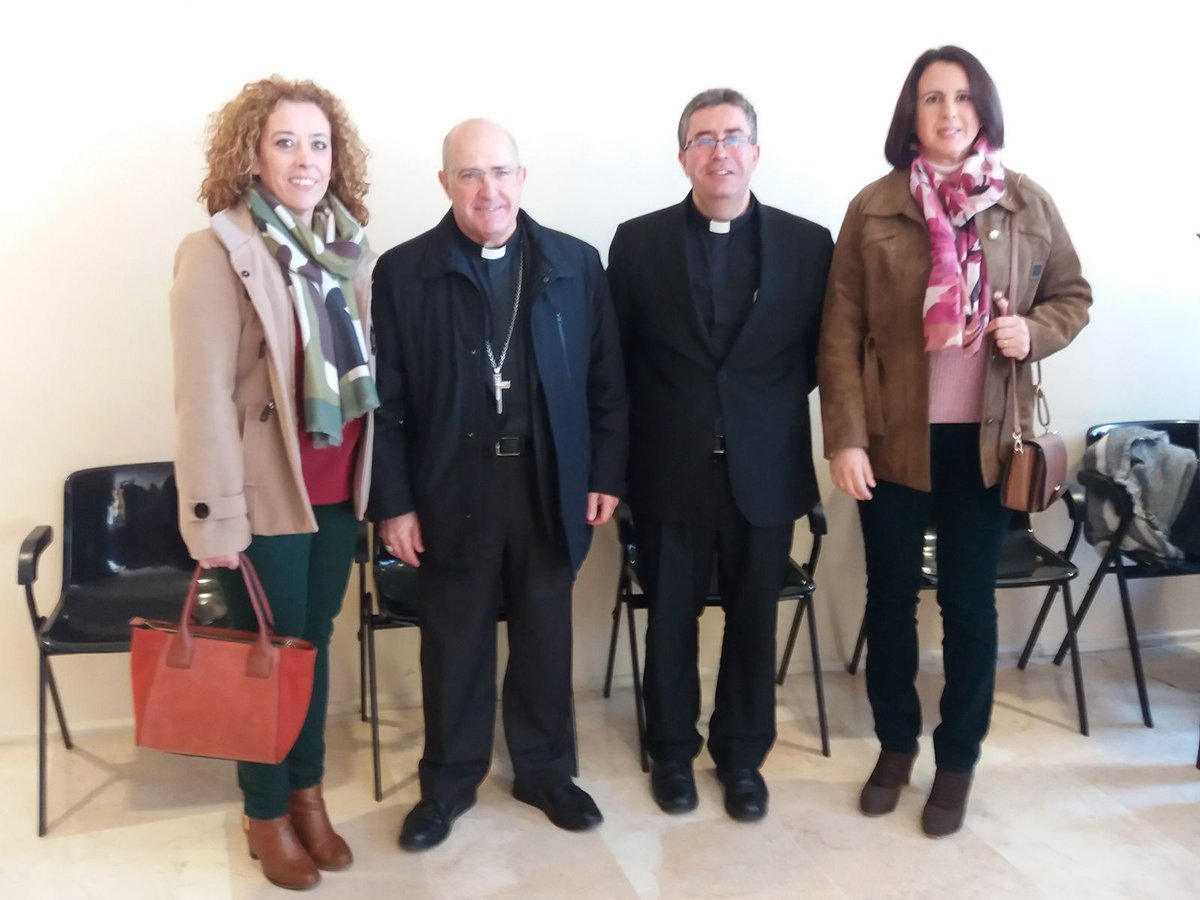 SantoEntierro's tweet photo. Hoy, nuestras oficiales  han asistido al Retiro para Diputados de Culto Caridad y Formación que organiza la Archidiócesis de Sevilla, @Marce_Manzano. Delegado Diocesano de Hermandades y Cofradías, y presidido por el Señor Arzobispo auxiliar Don Santiago Gómez @Archisevilla1 . https://t.co/zMi0iUBpqB