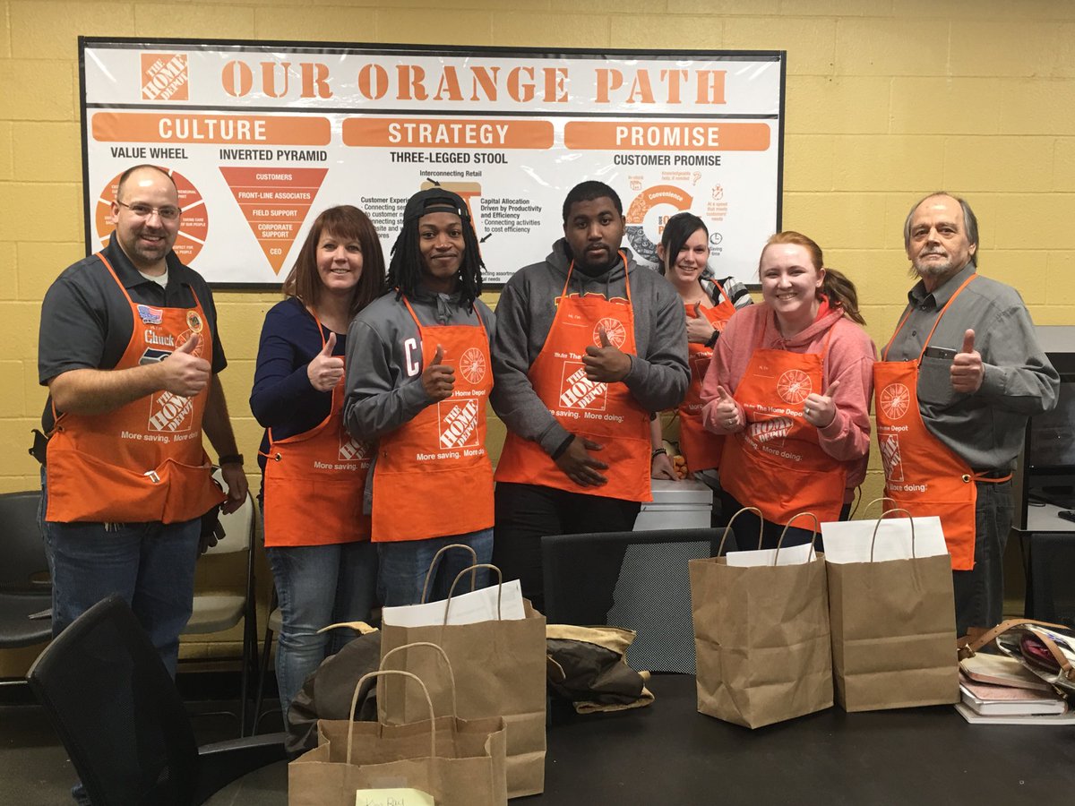 Chuck_Carolus's tweet image. Welcome to the new group of orange blooded associates!! #thd4701. #springhiring