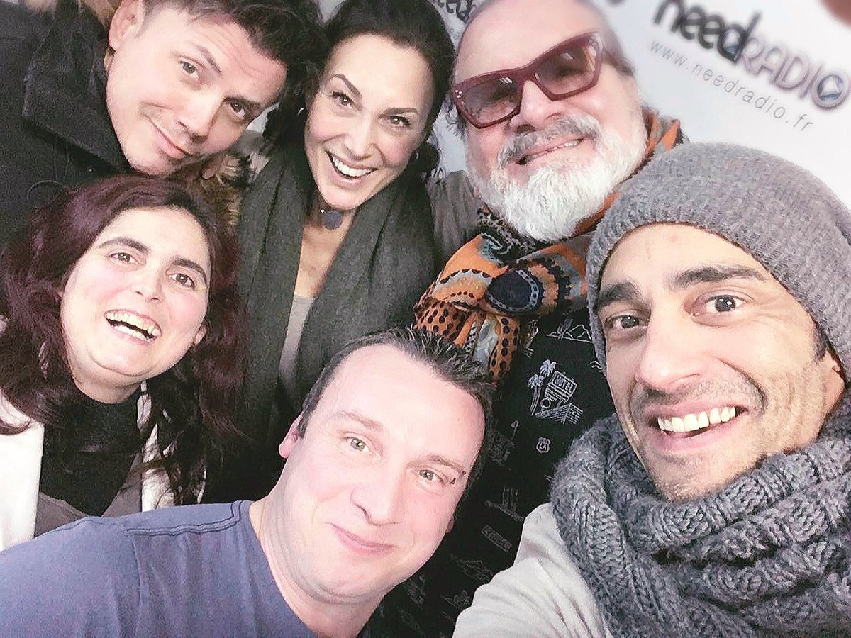 generation_8090's tweet photo. Une joyeuse équipe! 
On a de bonnes têtes, non? 😉
Estelle Daniere Olivier Benard Laurent Bán Gill Amet Martial Leon, et on oublie pas, demain 11 Février de 21h à 23h, retrouvez-les à nos côtés!

Et c'est sur https://t.co/1mF0Y7oA06 et l'appli dans 100% Génération 80-90! 🎙🎧📻🎤 https://t.co/cnT9kUJAjW