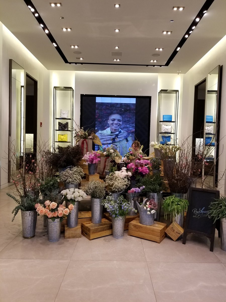 aquinocr's tweet photo. Magical midwinter moments on the Mag Mile - a "flower shop" in the entrance of @Burberry  @mcdesignsinc https://t.co/jmize1noDS