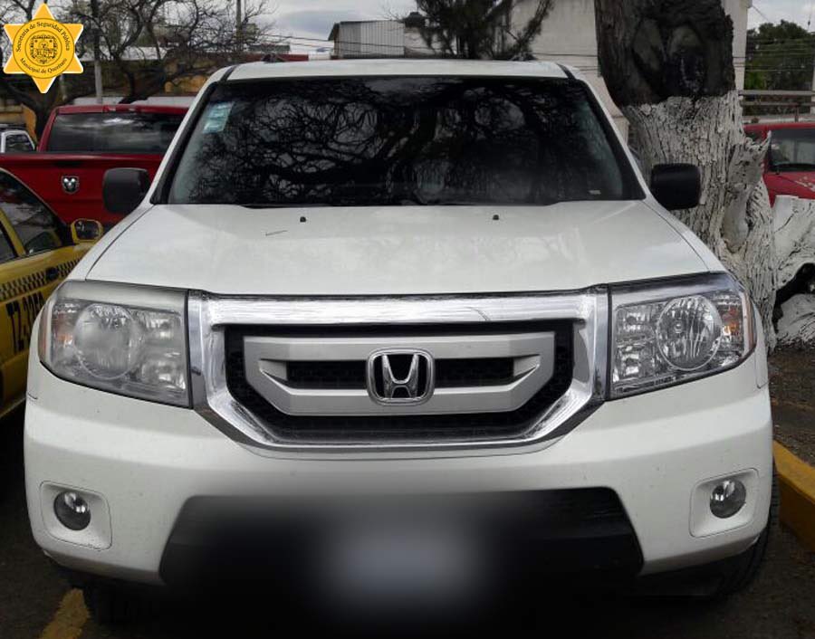 SSPMQueretaro's tweet photo. La #SSPMQ detiene a 2 sujetos presuntamente vinculados con un robo a vehículo en días pasados. Quisieron dar dádivas a los elementos policiales para evitar ser detenidos tras su probable participación en un hecho ilícito registrado al interior de un centro comercial. https://t.co/1fGfzhXpCh