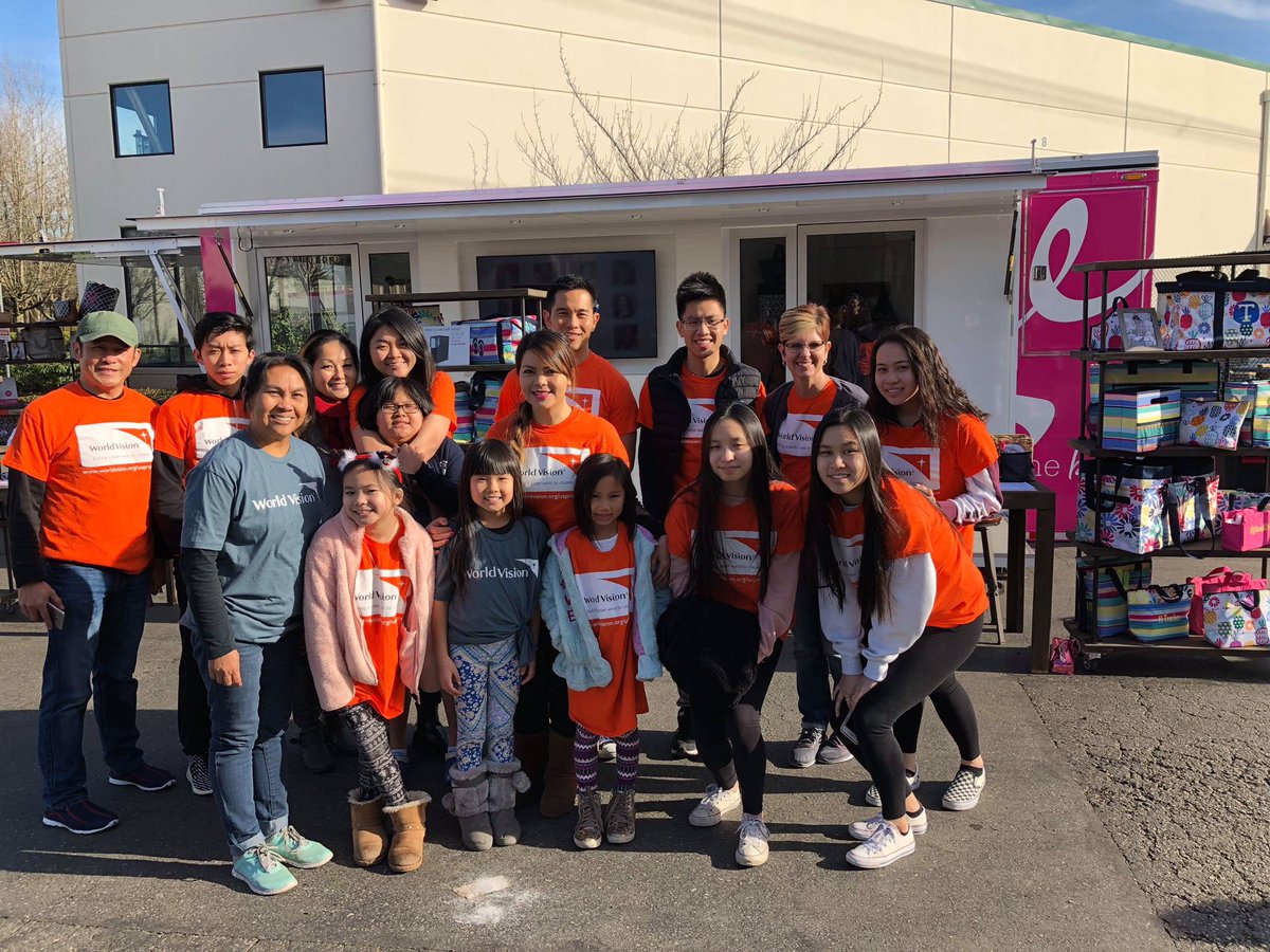 reedslattery's tweet photo. Pink and orange everywhere. @WorldVisionUSA's amazing donor @ThirtyOne stopped by today on their #PinkBusTour. A lot of happy teachers!!!! https://t.co/QJh0gIbwOz