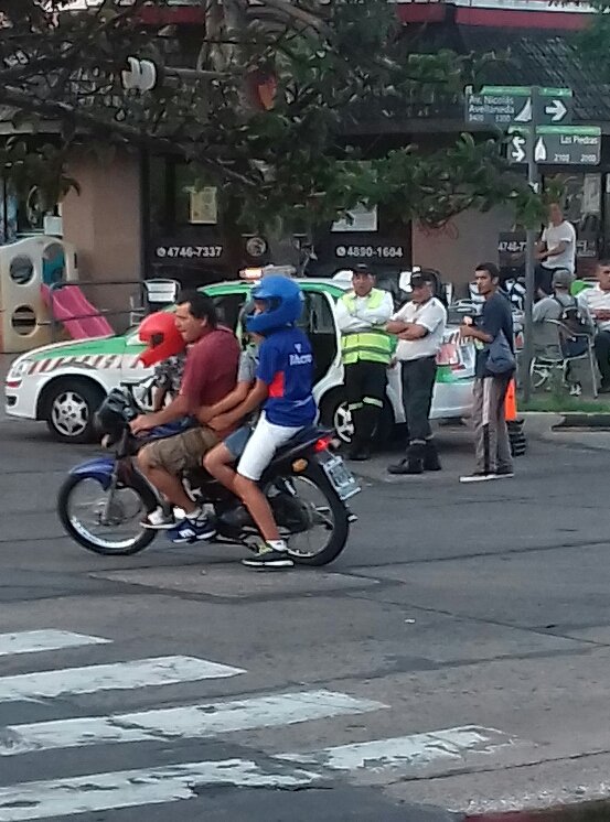 EximiaSkin's tweet photo. @pa_bu_ro @garciasabri Y en Virreyes se anda en moto de a cuatro delante de los inspectores de tránsito https://t.co/0Cn71wv06F